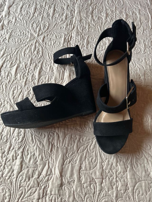 Sandálias Stradivarius pretas de salto alto