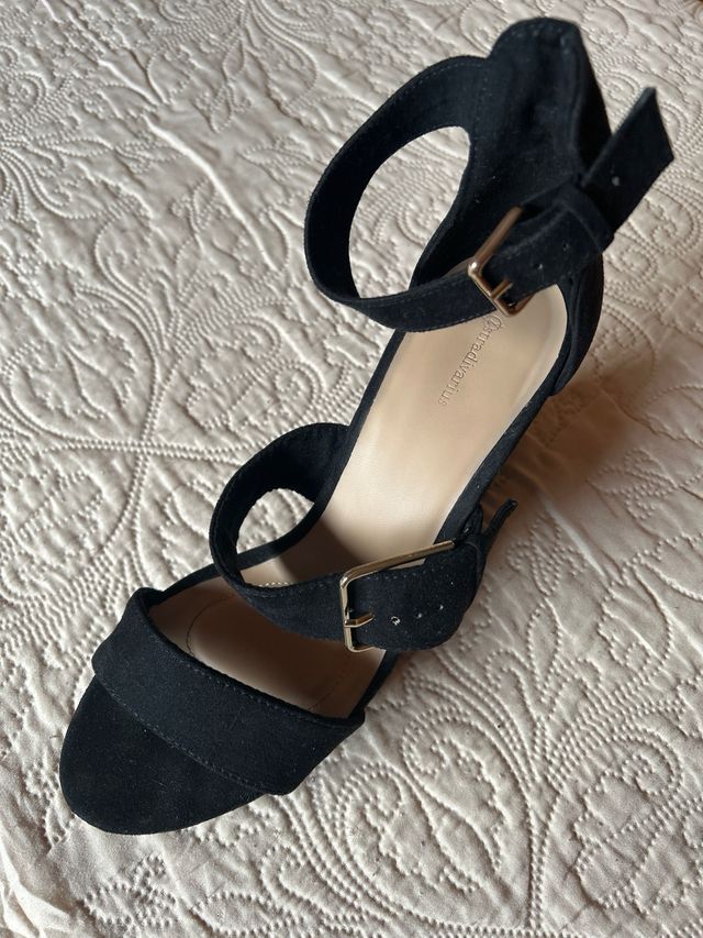 Sandálias Stradivarius pretas de salto alto