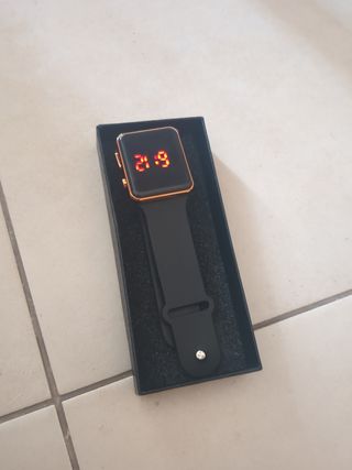 Reloj Digital LED Negro y Dorado