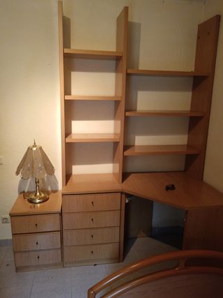 Escritorio de madera con estantería