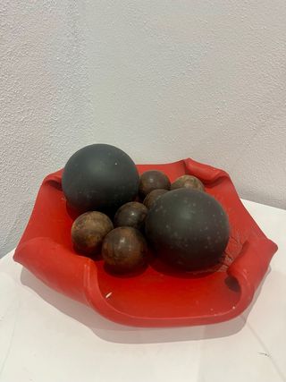 Centro de mesa rojo con esferas