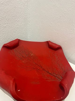 Centro de mesa rojo con esferas