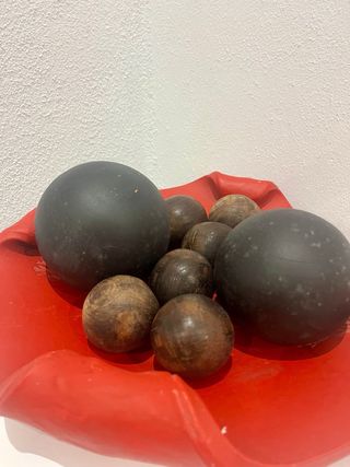 Centro de mesa rojo con esferas