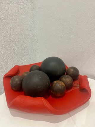 Centro de mesa rojo con esferas