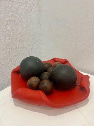 Centro de mesa rojo con esferas