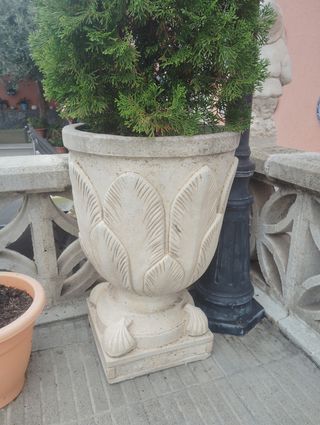 Conjunto de 2 macetas de piedra con base