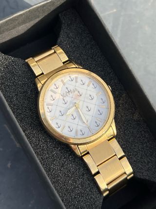 Reloj de pulsera dorado con anclas