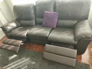 Sofá Natuzzi piel marrón oscuro.Lo retiro pronto