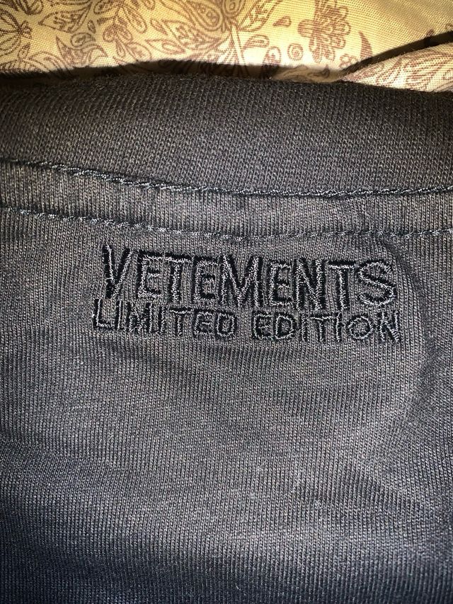 Camiseta Vetements Negra Arcoíris