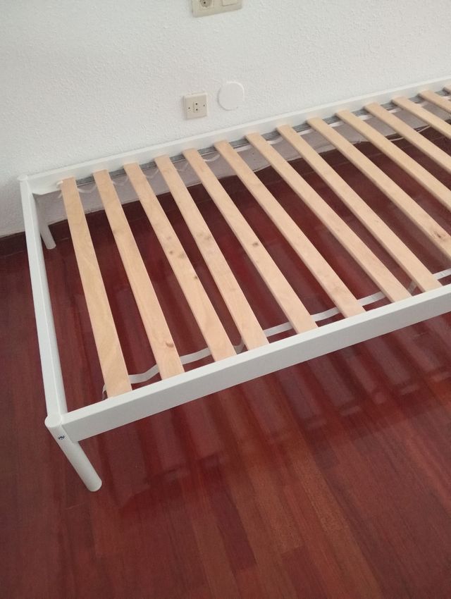 Estructura de cama individual con somier de lámina