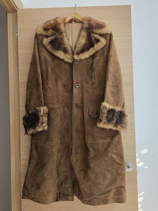 Chaquetón largo marrón con cuello y puños de pelo