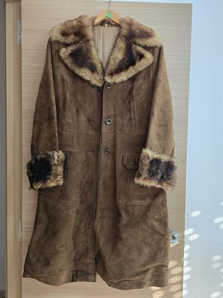 Chaquetón largo marrón con cuello y puños de pelo