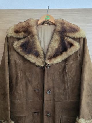 Chaquetón largo marrón con cuello y puños de pelo