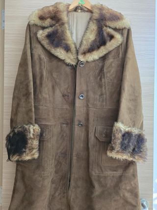 Chaquetón largo marrón con cuello y puños de pelo