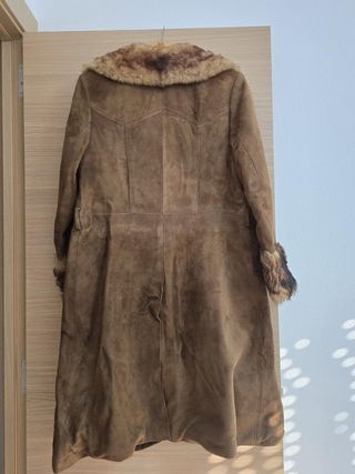 Chaquetón largo marrón con cuello y puños de pelo