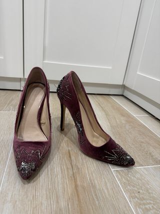 Zapatos de terciopelo bordados morados y plateados