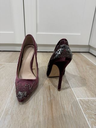 Zapatos de terciopelo bordados morados y plateados