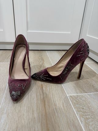 Zapatos de terciopelo bordados morados y plateados