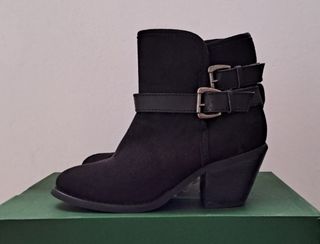 Botas negras con hebillas