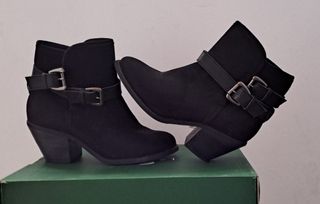 Botas negras con hebillas