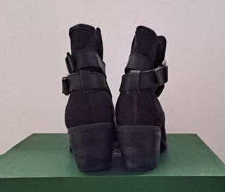 Botas negras con hebillas