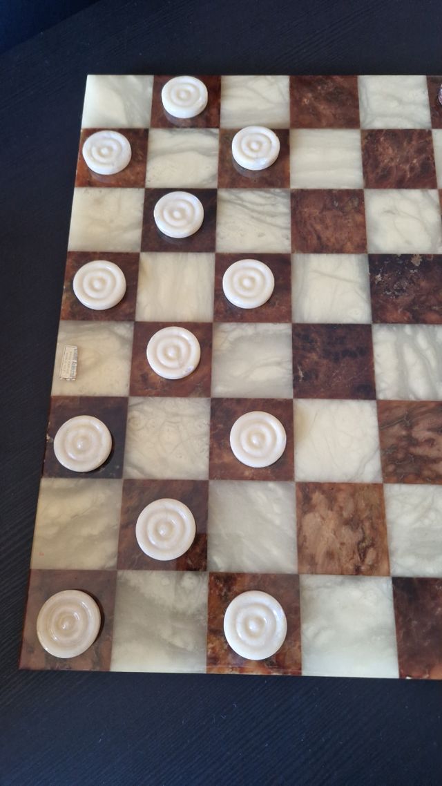 Dama scacchiera in alabastro di Volterra