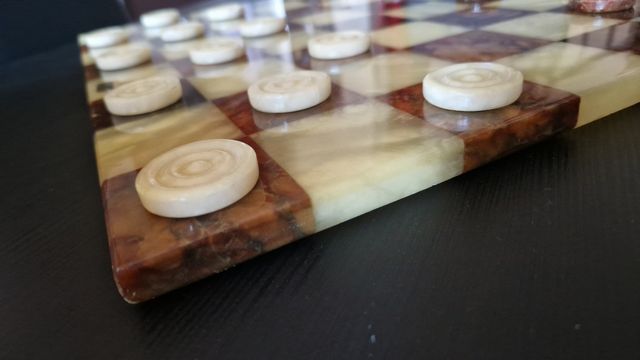 Dama scacchiera in alabastro di Volterra