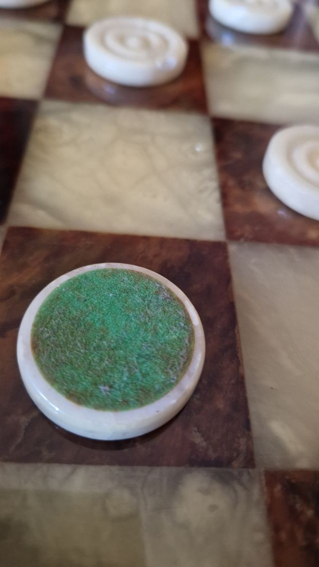 Dama scacchiera in alabastro di Volterra