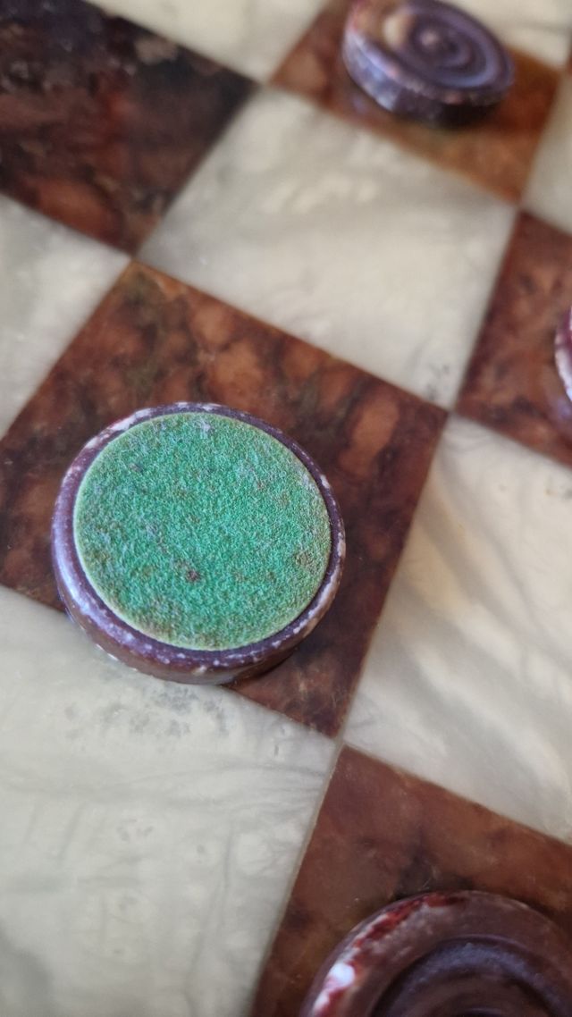 Dama scacchiera in alabastro di Volterra