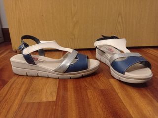 Sandalias azules y blancas