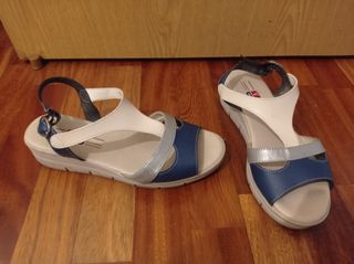 Sandalias azules y blancas