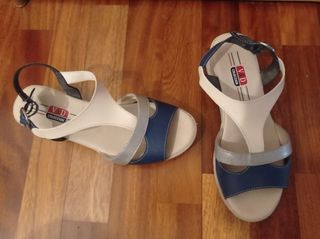 Sandalias azules y blancas