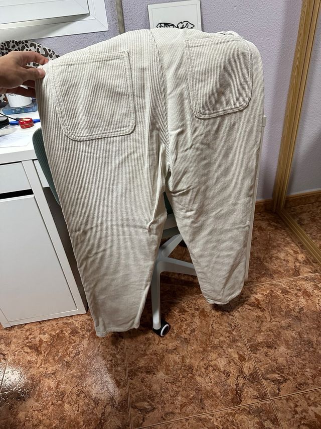 Pantalón largo beige pana, talla 40. Marca Zara.