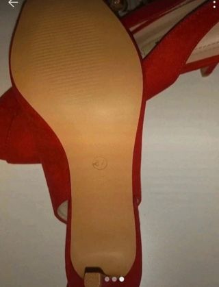 Zapatos de tacón rojos