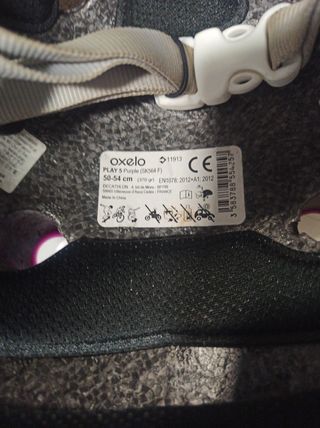 Casco morado patines niña.