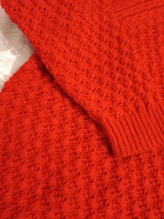 Maglione rosso a maglia spessa