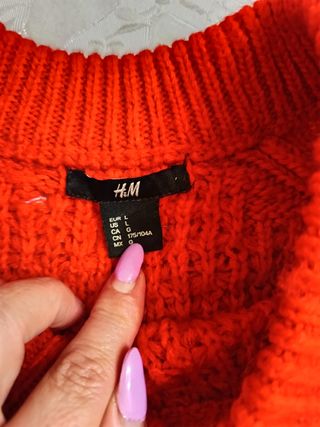 Maglione rosso a maglia spessa