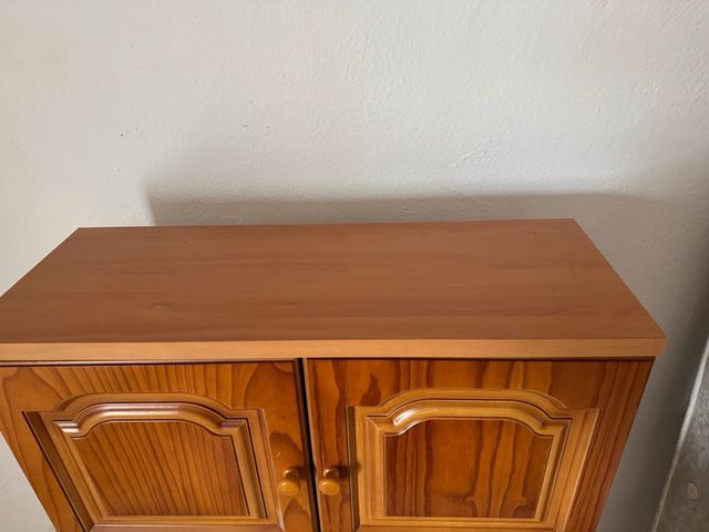 Mueble de madera maciza