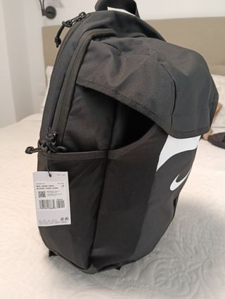 Mochila Nike Negra y Blanca Deportiva 30L