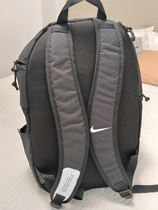 Mochila Nike Negra y Blanca Deportiva 30L