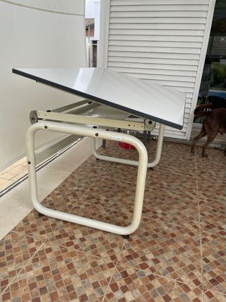 Mesa de dibujo técnico inclinable