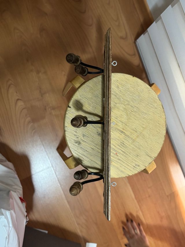 Percha de madera y metal