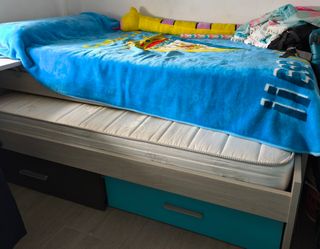 Dormitorio juvenil 2 camas, armario y escritorio