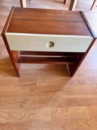 mesita de noche o auxiliar