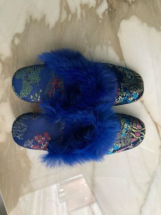 Zapatillas de señora con pelo azul