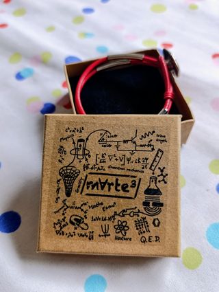 Pulsera cuero rojo y plata con motivos científicos