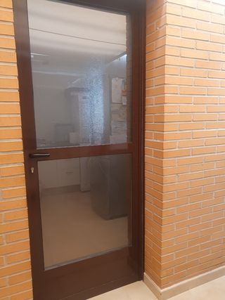 Puerta de aluminio con cristal