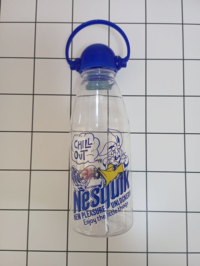 Botella Nesquik con asa azul