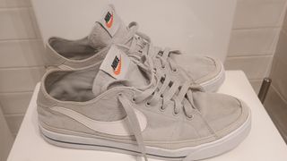 Zapatillas Nike Beige y Blancas