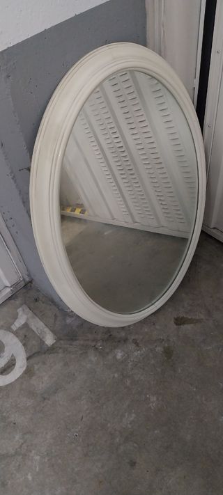 Espejo ovalado de madera blanco